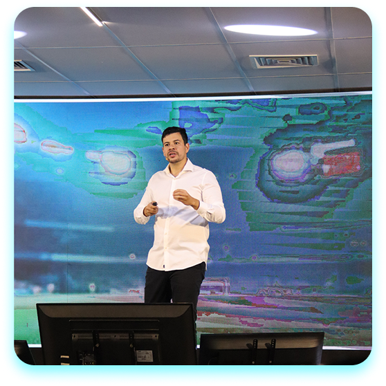 Instrutor apresentando em sala sobre o mercado do futebol